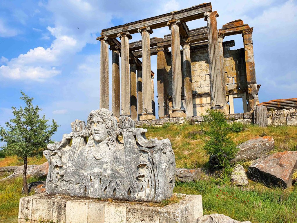 Zeus Tapınağı'nın farklı açılardan görselleri aşağıdaki gibidir: